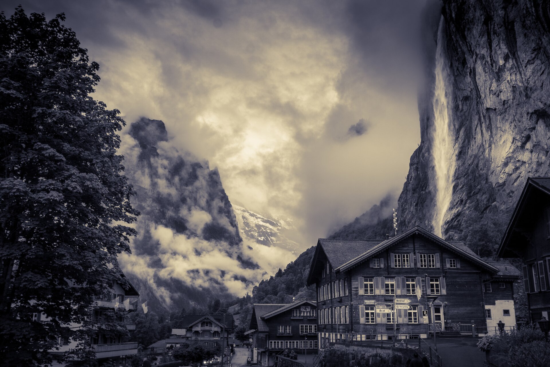 Lauterbrunnen Staubbach Şelalesi ve kilise