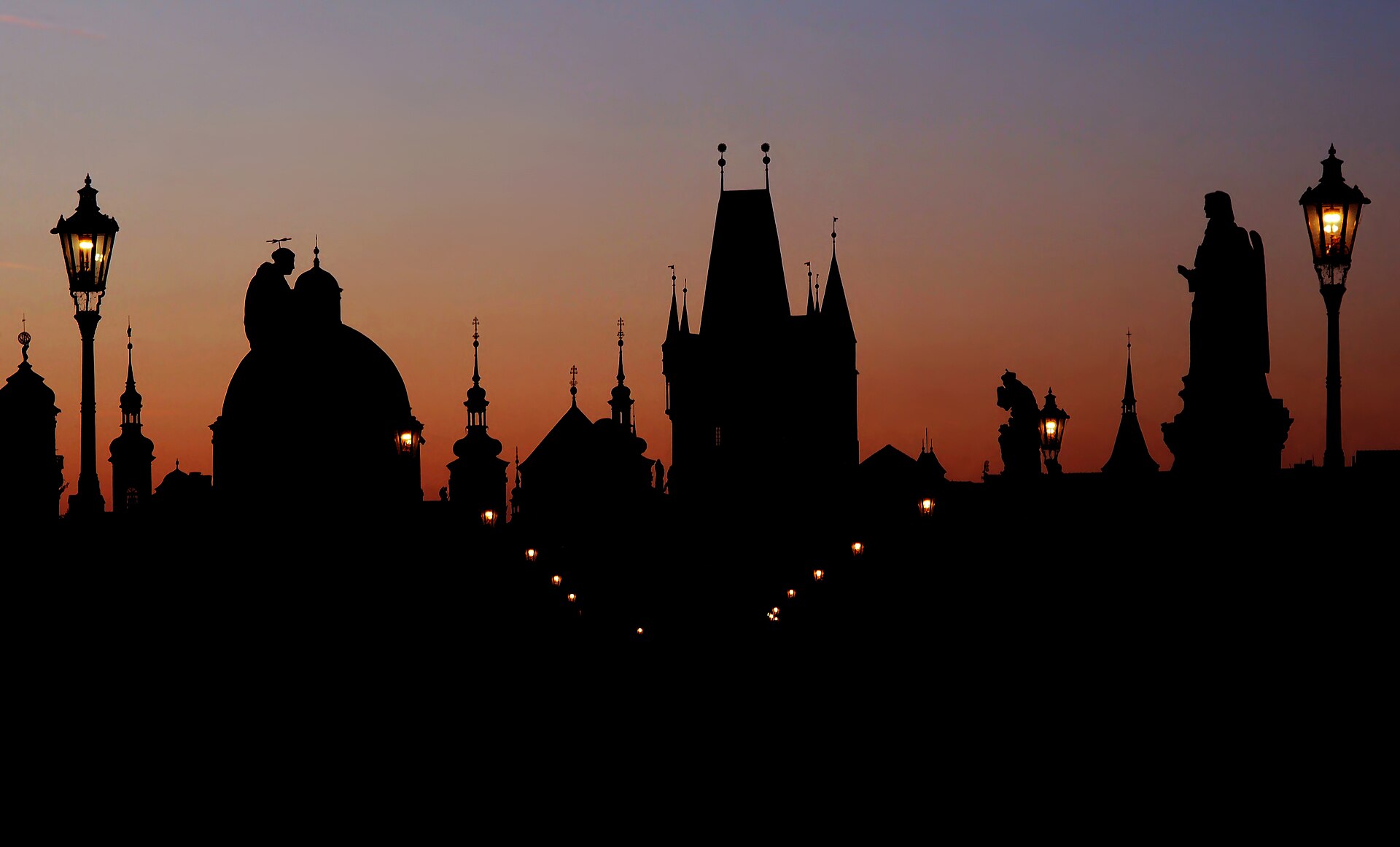 Prag gece hayatı: gece Karlův Köprüsü