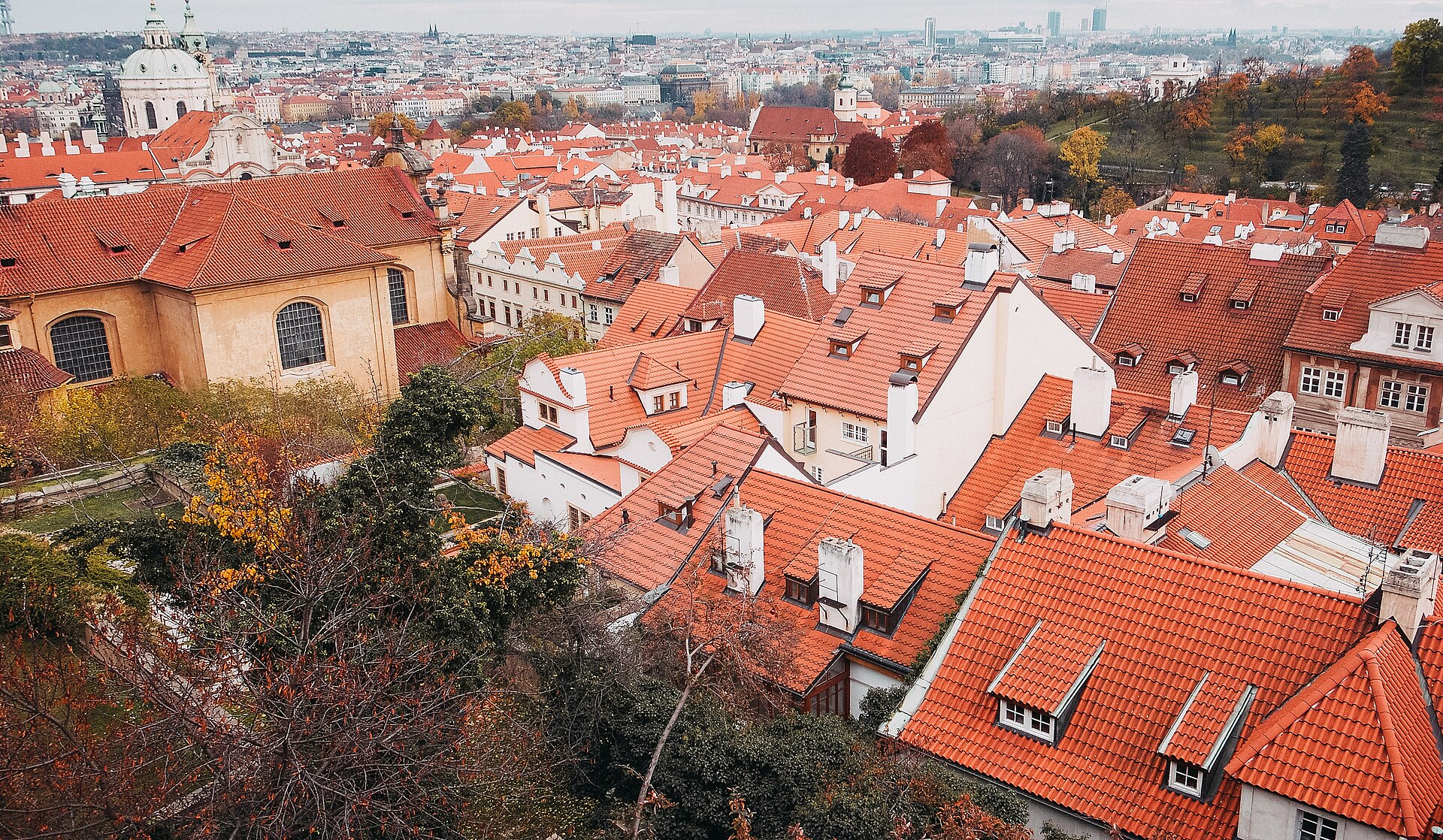 Prag konaklama: Malá Strana çatıları
