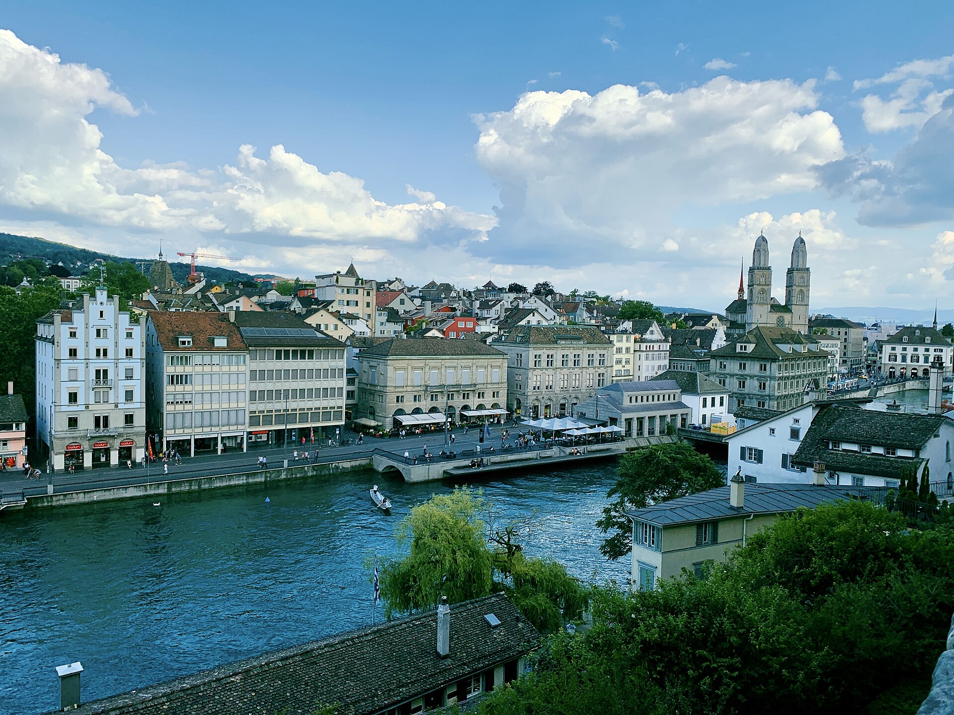 Lindenhof'tan Limmat Nehri ve Zürih eski şehir manzarası